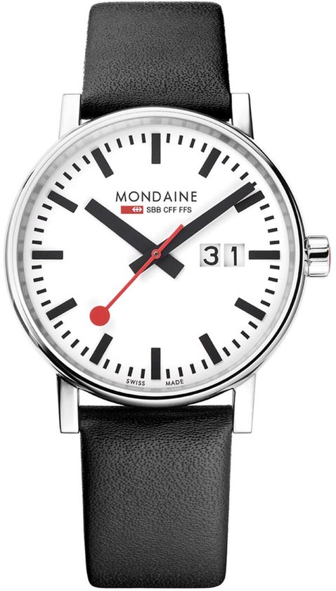 Mondaine horloge met witte wijzerplaat, zwarte wijzers, datumvenster en zwart leren band.