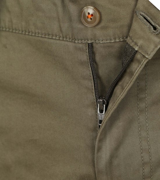 Sluiting van olijfgroene chino met rits en knoop met oranje stiksels.