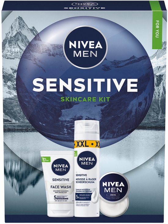 Nivea Men Sensitive skincare kit met gezichtsreiniger, scheerschuim en crème, in verpakking met bergenlandschap.