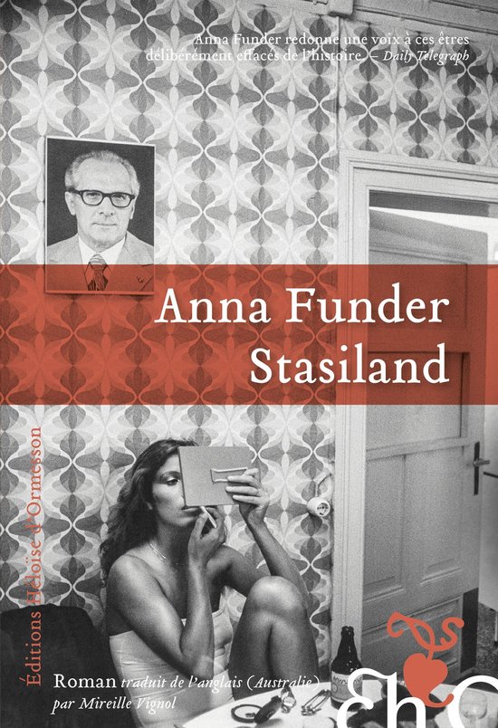Boekcover 'Stasiland' van Anna Funder. Portret van een man met bril en een vrouw die make-up opdoet.