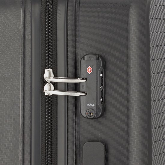 Detail van de zwarte koffer met TSA-slot en metalen ritsgrepen met American Tourister logo.