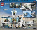 Achterkant van LEGO City luchthaven set met vliegtuig. Toont details van het gebouw en speelscenario's.