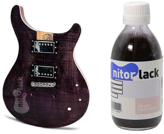 Paarse gitaarbody met "nitorlack" logo, naast een flesje "nitorlack" vloeistof.