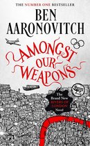 Boekomslag van 'Amongst Our Weapons' van Ben Aaronovitch met een zwart-witte kaart van Londen, een rode rivier en rode tekst.
