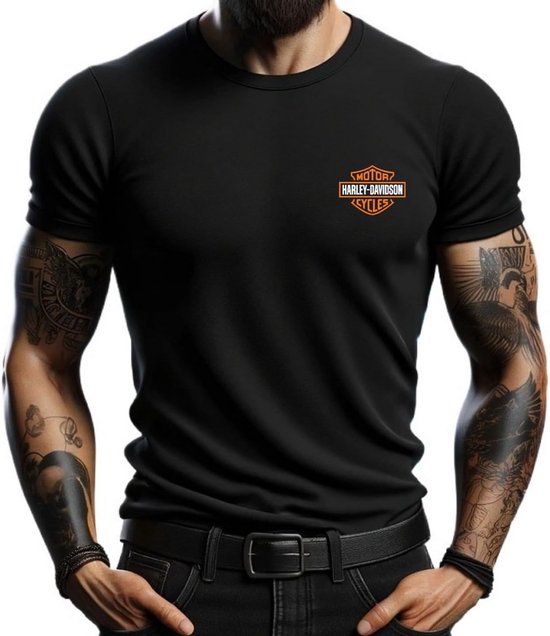 Zwart T-shirt met oranje Harley-Davidson logo op de borst, gedragen door een getatoeëerde man.