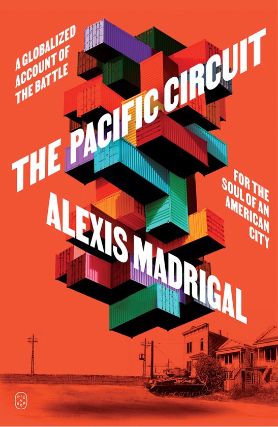 Boekomslag met de titel 'The Pacific Circuit' in grote witte letters, tegen een oranje achtergrond. Stapels kleurrijke zeecontainers vormen een abstract beeld.