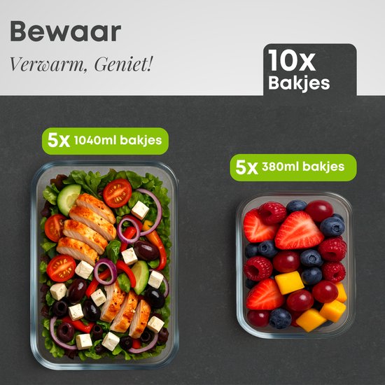 Twee Savoré Kitchen glazen bakjes: links een grote gevuld met salade, kip en groenten; rechts een kleinere met bessen, mango en aardbeien.