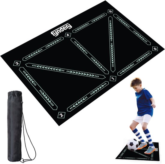 Jongen in blauw shirt traint met voetbal op zwarte Fyndery trainingsmat, met draagtas ernaast.