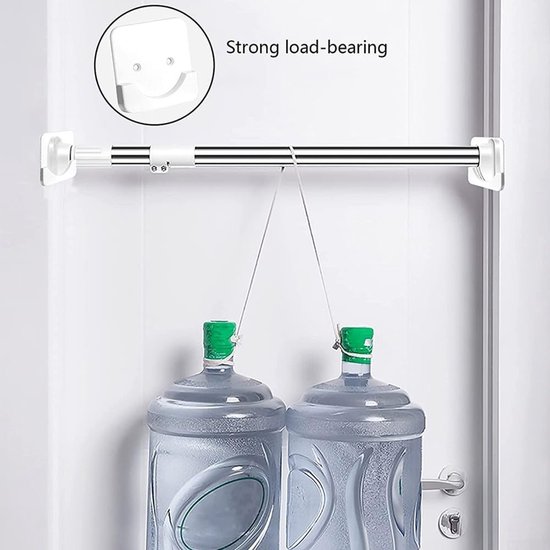 Zilverkleurige douchegordijnroede opgehangen aan witte houders met twee waterflessen.
