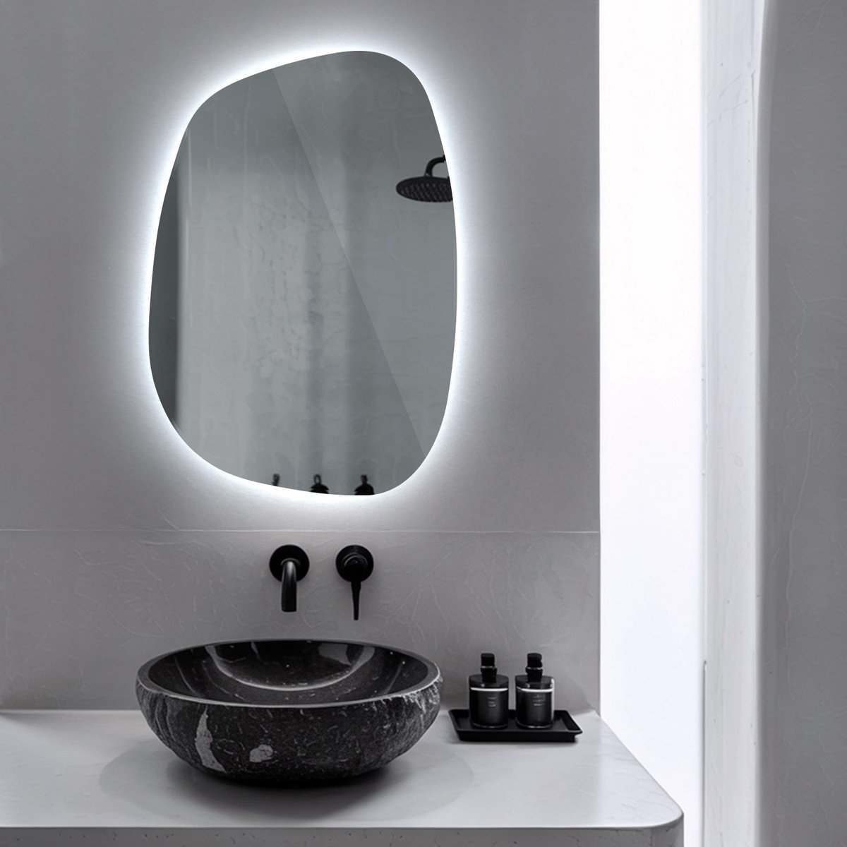 Coloray Toiletspiegel LED - Spiegel Organisch Met Licht - 78,5 cm x 57 cm - Decoratieve Organische Spiegel Gang - LED Spiegel Organische Vorm - Koel Licht - Scandinavisch LED Spiegel - Grote Organische Badkamerspiegel LED