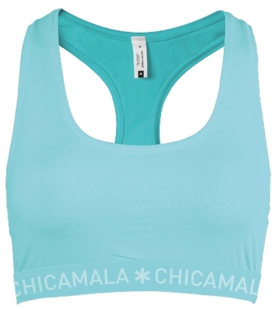 Lichtblauwe racerback sport-bh met elastische band met de tekst CHICAMALA en een ster-symbool.