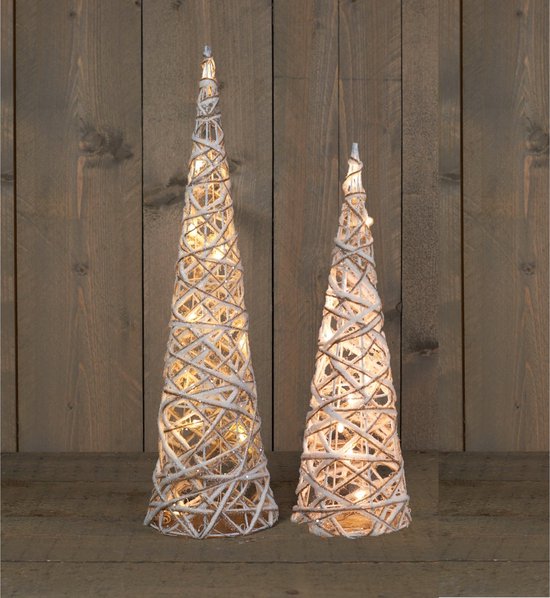 Deux arbres de Noël en matériau tressé avec des paillettes blanches et un éclairage LED blanc chaud. Un arbre est plus grand que l'autre.