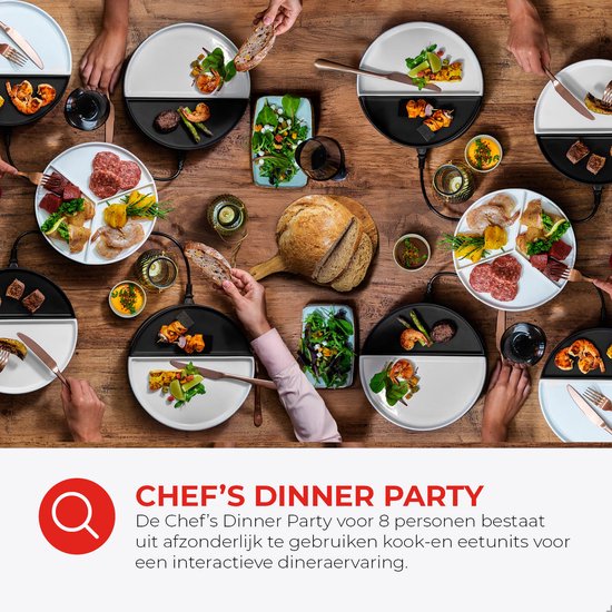Een groep mensen die aan het gourmetten zijn rondom een tafel met diverse gourmetstellen en gerechten, zoals garnalen en vlees.