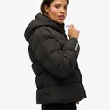 Dames zwarte korte pufferjas met capuchon, logo op de mouw.