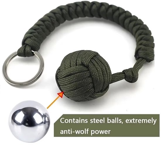 Groene paracord sleutelhanger met een balvormige knoop, metalen ring en een losse stalen bal.
