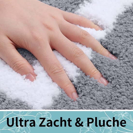Hand die zacht pluizig grijs badkleed indrukt met witte strepen. Ultra zacht en pluche.