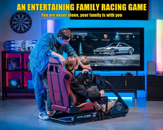 Een vader helpt zijn zoon in een racestoel met een racegame op het scherm. De stoel is bordeauxrood.