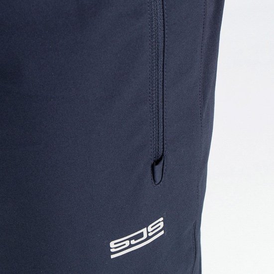 Detail van een donkerblauwe sportbroek met ritszak.