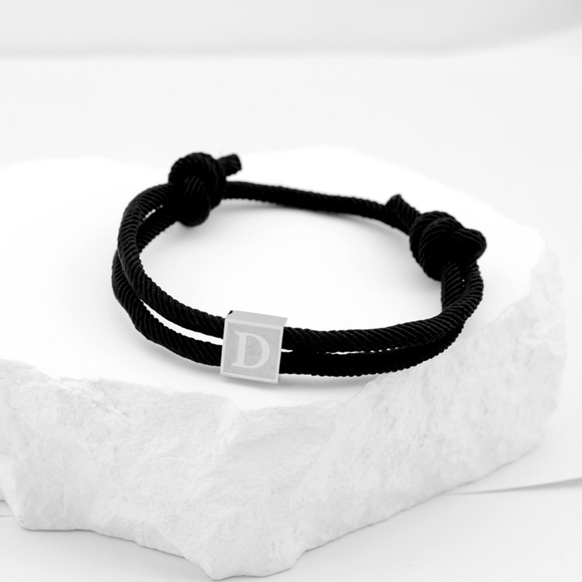 Handgeweven armband met hanger van roestvrij staal, letterarmband, zwarte gevlochten armband, verstelbaar, letter D