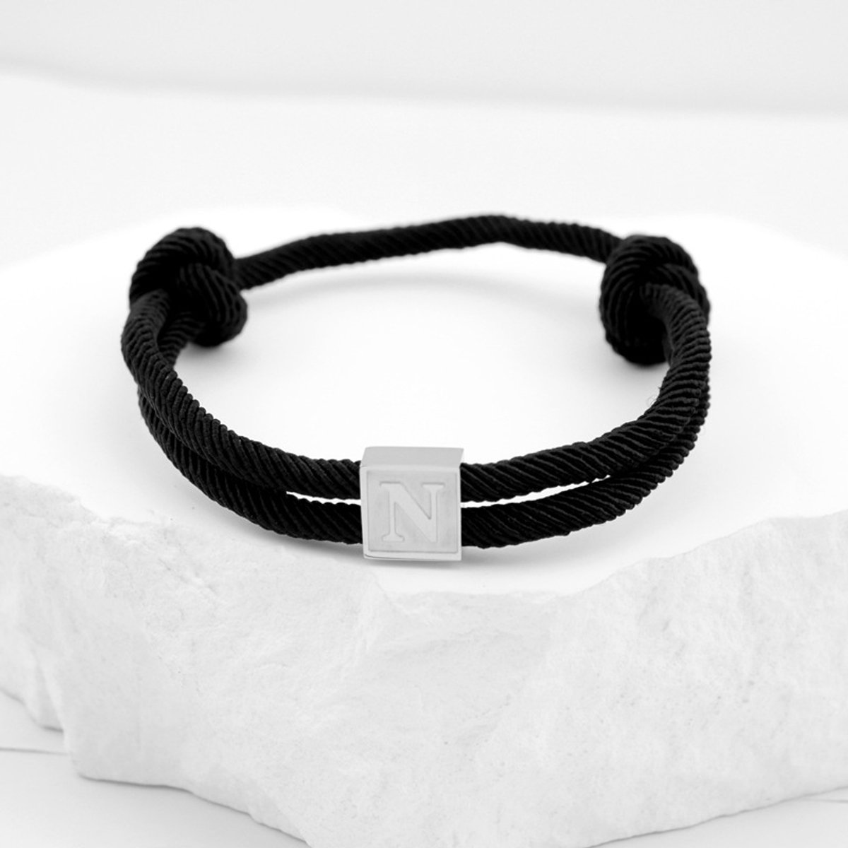 Handgeweven armband met hanger van roestvrij staal, letterarmband, zwarte gevlochten armband, verstelbaar, letter N