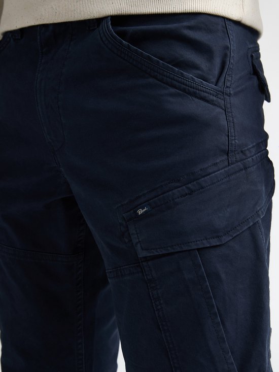 Donkerblauwe cargobroek met klepzak op het been, voorzien van een klein label.