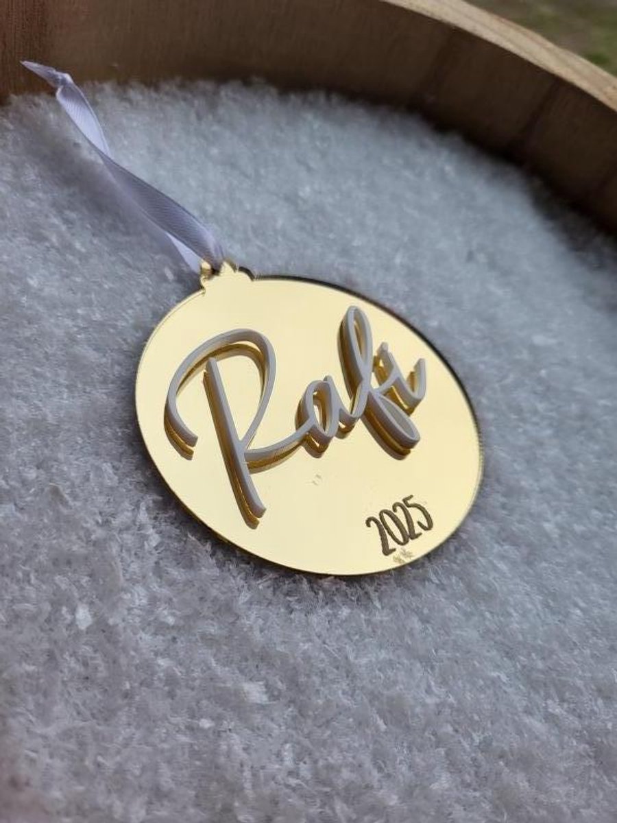Kerstbal Goud met Naam en geboortejaar - Spiegelgoud met wit acryl - Persoonlijke kerstbal met naam - Gepersonaliseerde kersthanger