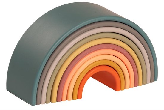 Stapelbare regenboog met 10 bogen in natuurlijke tinten, van links naar rechts: groen, grijs, beige, olijfgroen, geel, roze, oranje, lichtoranje, geel, oranje.