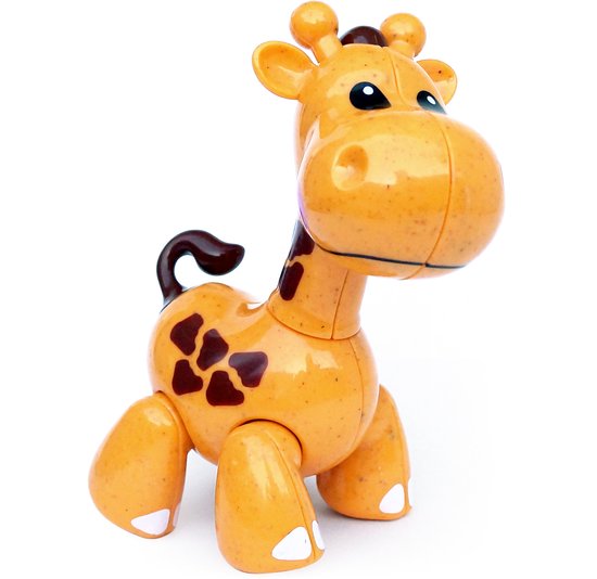 Oranje plastic speelgoedgiraf met bruine vlekken, witte voetjes en hoorntjes.