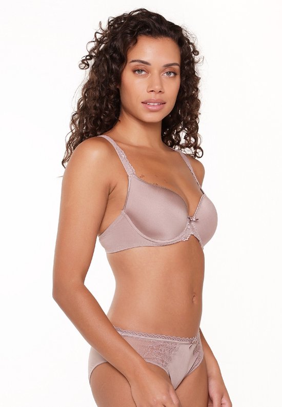Model met lichtroze bh en bijpassende slip. De bh heeft kanten details op de schouderbandjes.