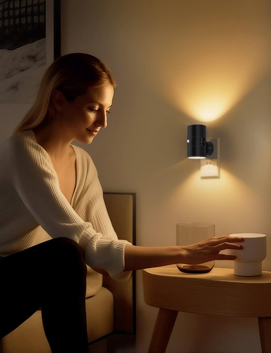 LED Nachtlampje Enkel - Stekker Inbouw - Warm Wit Licht 3000K - Dimbaar 0-100 Lumen - Bewegingssensor - Automatisch Aan/Uit - Voor Slaapkamer en Gang - Zwart Design van Merkloos — afbeelding 4