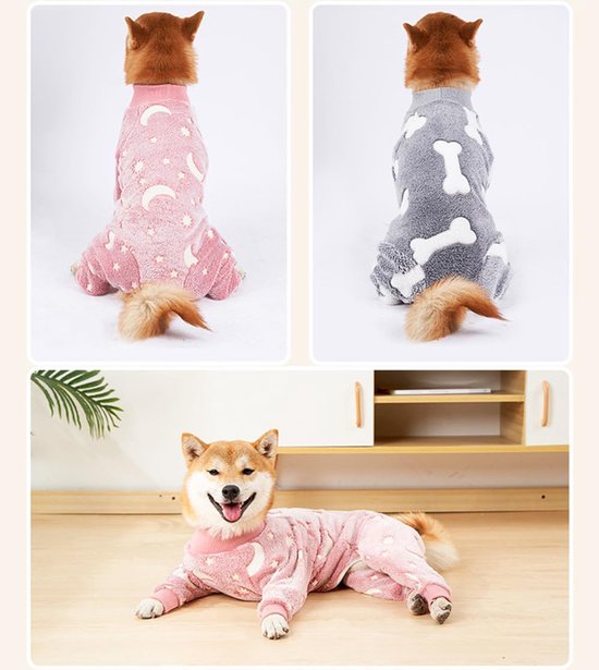 Overzicht van hondenpyjama's. Roze met maan/sterren en grijs met bottenprint. Hond ligt in roze pyjama.
