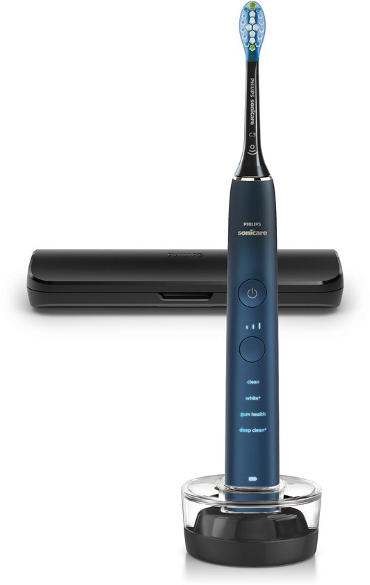 Donkerblauwe Philips Sonicare elektrische tandenborstel in oplader met zwarte reisetui op de achtergrond.