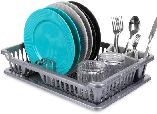 Egouttoir gris avec assiettes, verres et couverts bleus, gris et noirs.