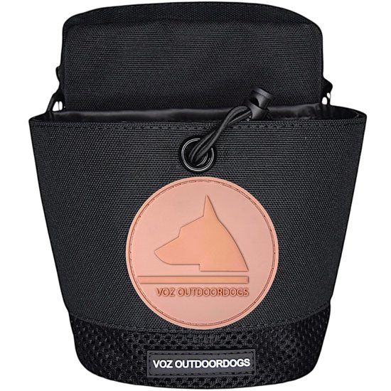 Zwart hondensnoepzakje met trekkoord en een roze ronde patch met hondenlogo en tekst VOZ OUTDOORDOGS.