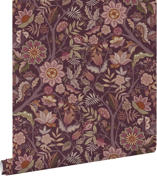 Rol behang met een donkerpaars achtergrond en een levendig, gedetailleerd vintage bloemenpatroon in roze, crème en oranje tinten.