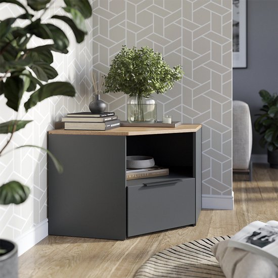 Antracietgrijze hoekkast met houten bovenblad, met een plant, boeken en geurkaars. De kast staat in een woonkamer met een bijzettafel.
