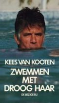 Kees van Kooten in het zwembad, met de titel "Zwemmen met droog haar"