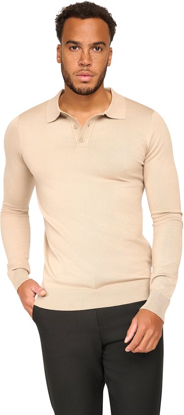 Man met beige poloshirt met lange mouwen en zwarte broek.