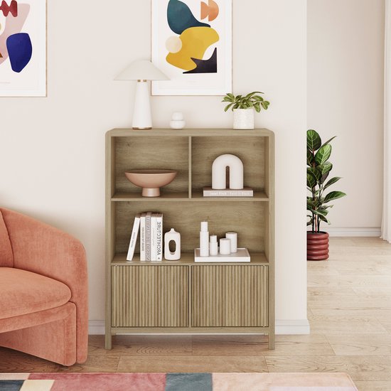 Dressoir van rustiek eikenhout met ribbed deuren en open vakken, met decoraties en planten.