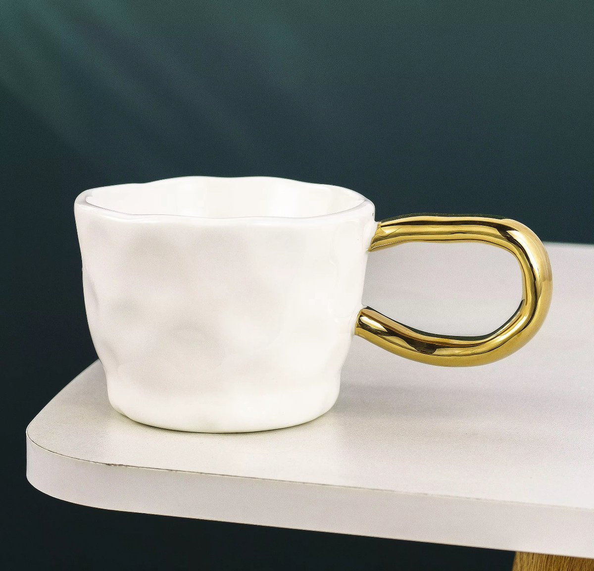 Moderne Keramische Kop - Wit Gekreukt Design met Glanzend Goud Handvat - Unieke Mok 400ml