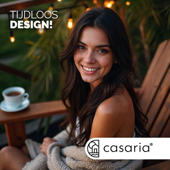 Vrolijke vrouw op een houten Adirondack stoel met een kopje thee, met tekst: Tijdloos design! Van top tot teen.