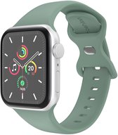 Een Apple Watch met een groen imoshion siliconen bandje, toont de sluiting en het logo.