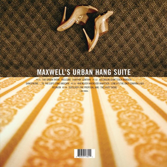 Gouden schoenen met hoge hakken liggen op een bruin, geweven oppervlak, naast de tracklist van Maxwell's Urban Hang Suite.