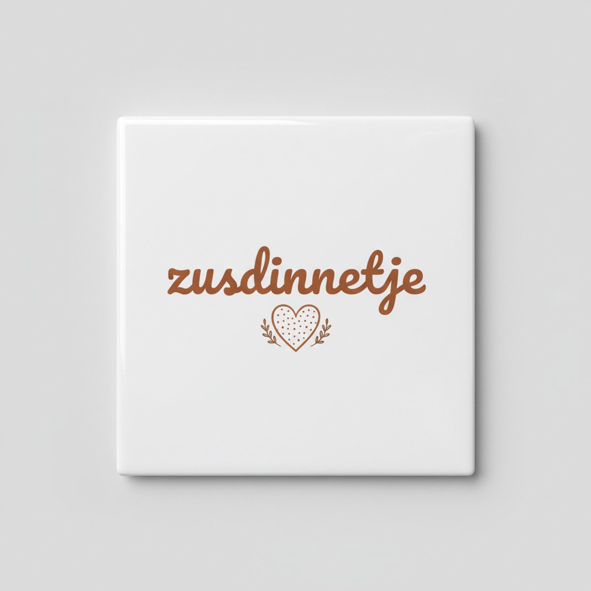 Nevolis Gepersonaliseerde Keramische Tegel “Zusdinnetje” – Lief Zus Quote Woondecoratie – 15 × 15 cm Multi Color