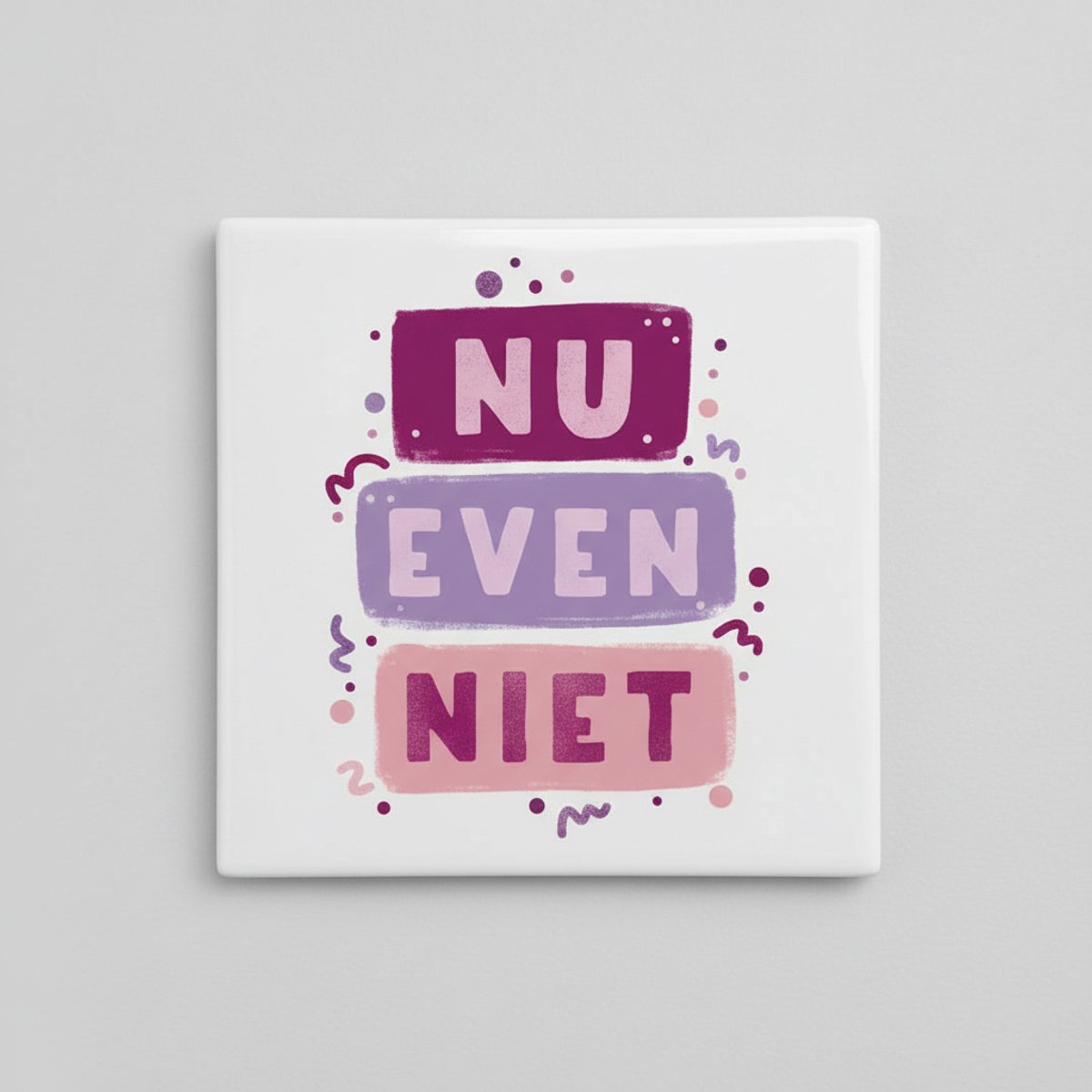 Grappige Nederlandse Quote Keramische Tegel – “Nu Even Niet” – Kleurrijke Woondecoratie – 