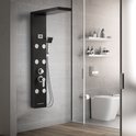 Zwart douchepaneel geïnstalleerd in een luxe badkamer met glazen deur.