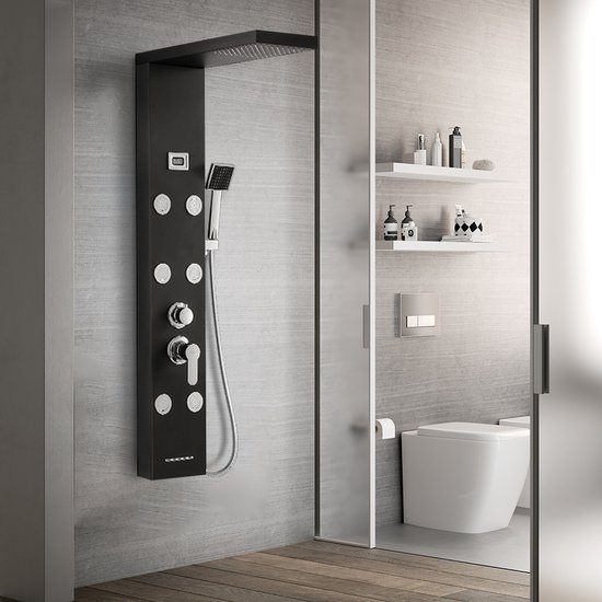 Zwart douchepaneel geïnstalleerd in een luxe badkamer met glazen deur.