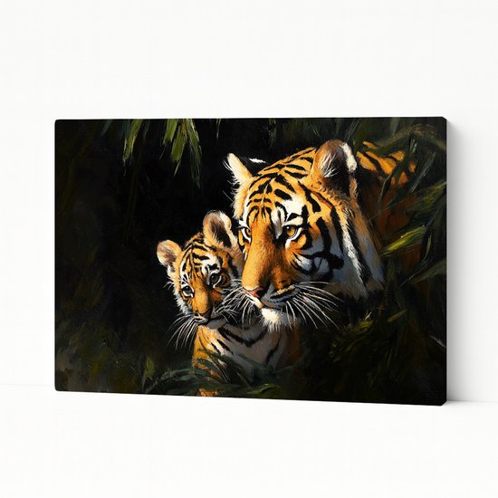 Canvas schilderij van een tijgerwelpje en tijgerin, verborgen tussen donker groen gebladerte.