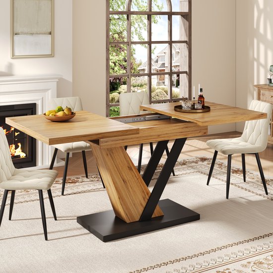 Table à manger extensible en bois avec piètement en métal noir et chaises crème.