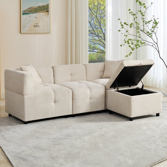 Canapé modulaire crème avec méridienne et pouf ouvert, dans un salon.
